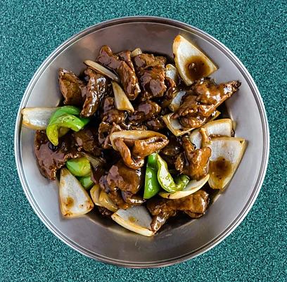 Beef with green pepper and onion in a brown sauce